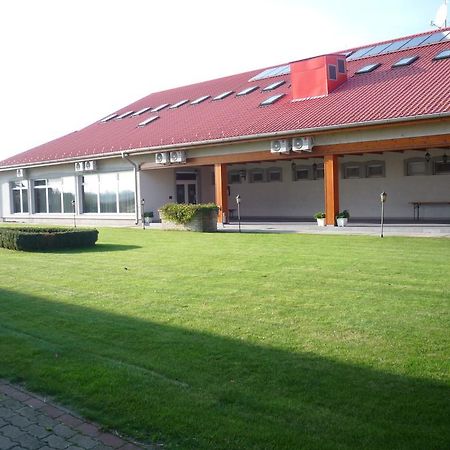 Aero Hotel & Etterem Jakabszállás Eksteriør billede