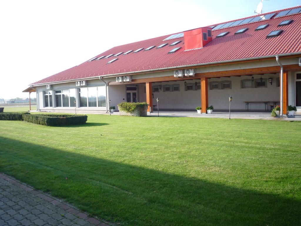 Aero Hotel & Etterem Jakabszállás Eksteriør billede